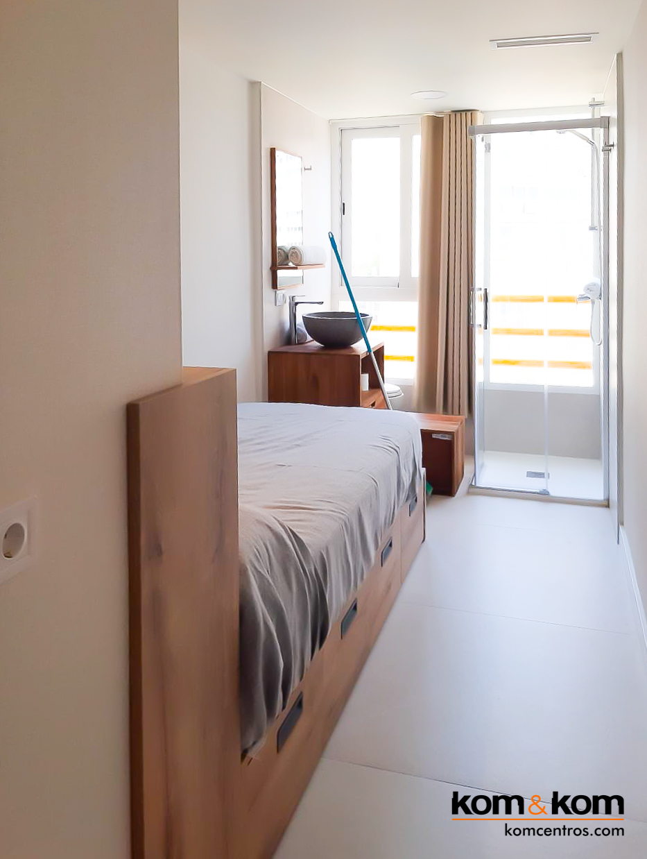 cama madera hecha a medida para habitación muy estrecha